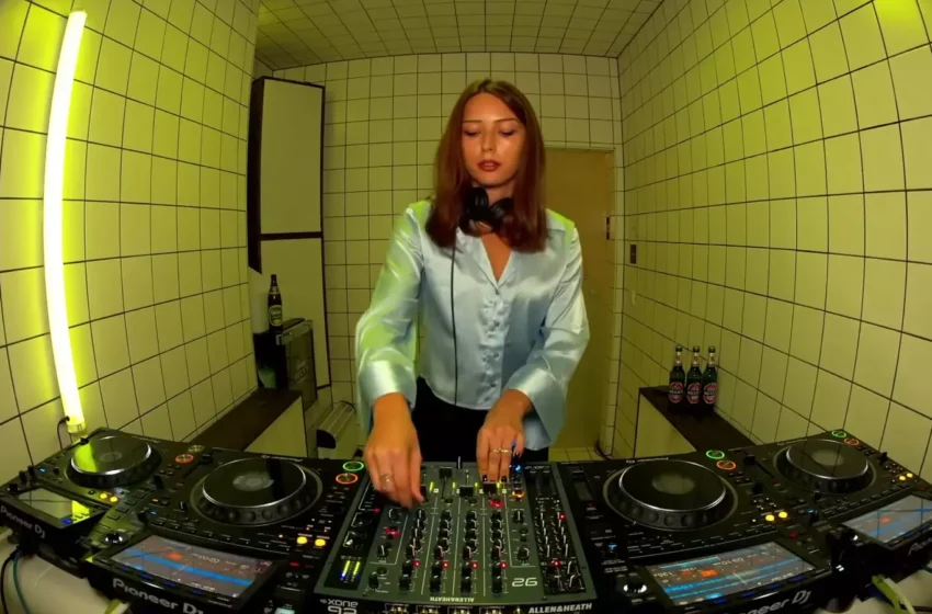  Techno dama iz Crne Gore Ana Rs debitovala u popularnom berlinskom HÖR-u!