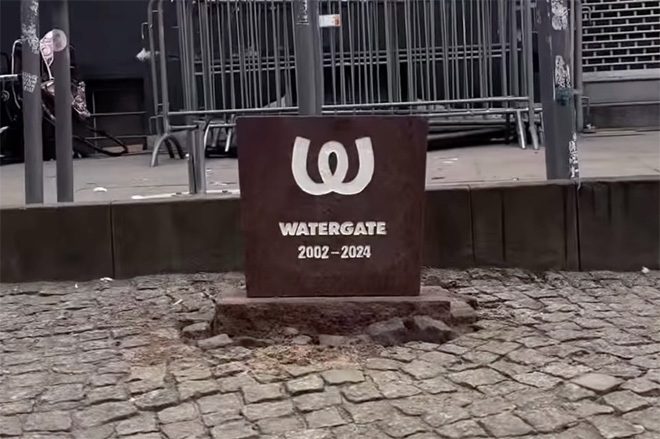  Nadgrobni spomenik u čast zatvorenog berlinskog kluba Watergate postavljen ispred!
