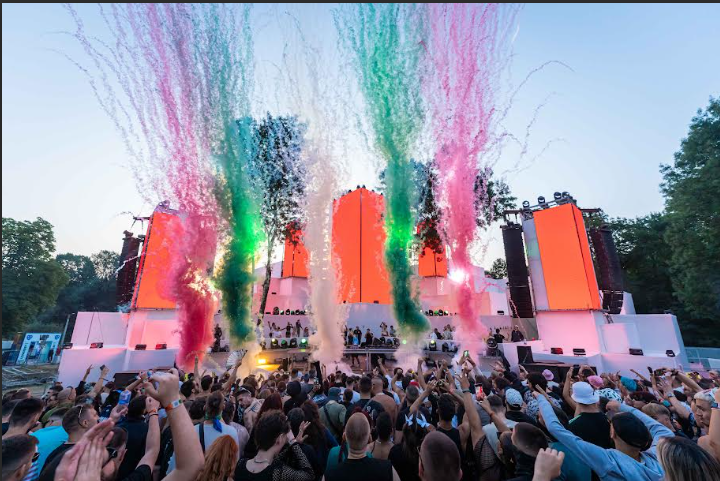  Prvo veče Tuborg Lovefesta ujedinilo 15 hiljada rejvera iz 30 zemalja iz sveta: Deborah de Luca, Anfisa Letyago i 999999999 napravili spektakl na Fire Stage-u!