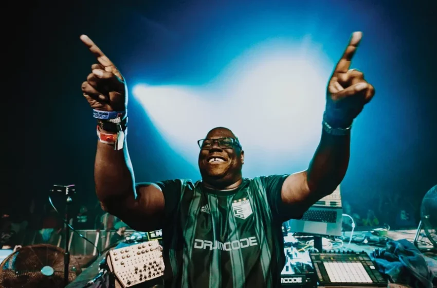  Carl Cox najavljuje [UNVRS] rezidenciju na Ibizi 2026!