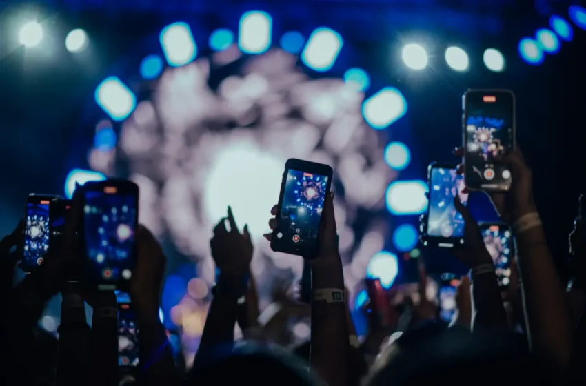  Istraživanje: Polovina klabera smatra da mobilni telefoni kvare atmosferu, ali većina ih i dalje koristi!
