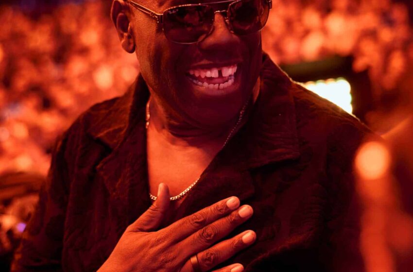  Carl Cox se zabavlja iza scene uz traku „Voodoo People“ grupe The Prodigy u Mančesteru!