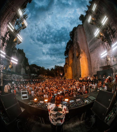  KRALJ ELEKTRONSKE MUZIKE CARL COX ODUŠEVIO CAVE ROMANE, VEČE KOJE ĆE OSTATI ZAPISANO U MUZIČKOJ ISTORIJI!